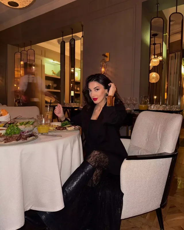 Azərbaycanlı futbolçu xanımına bahalı avtomobil aldı