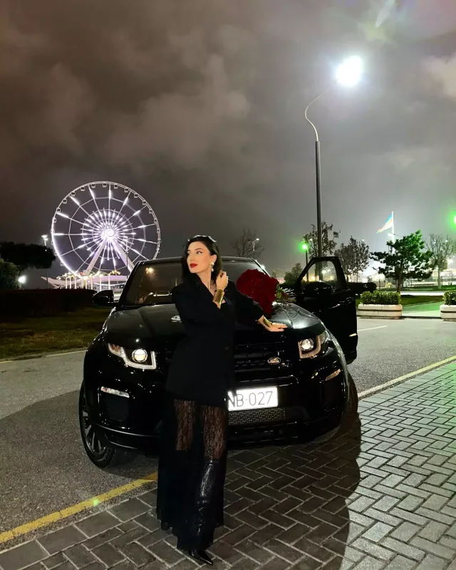 Azərbaycanlı futbolçu xanımına bahalı avtomobil aldı