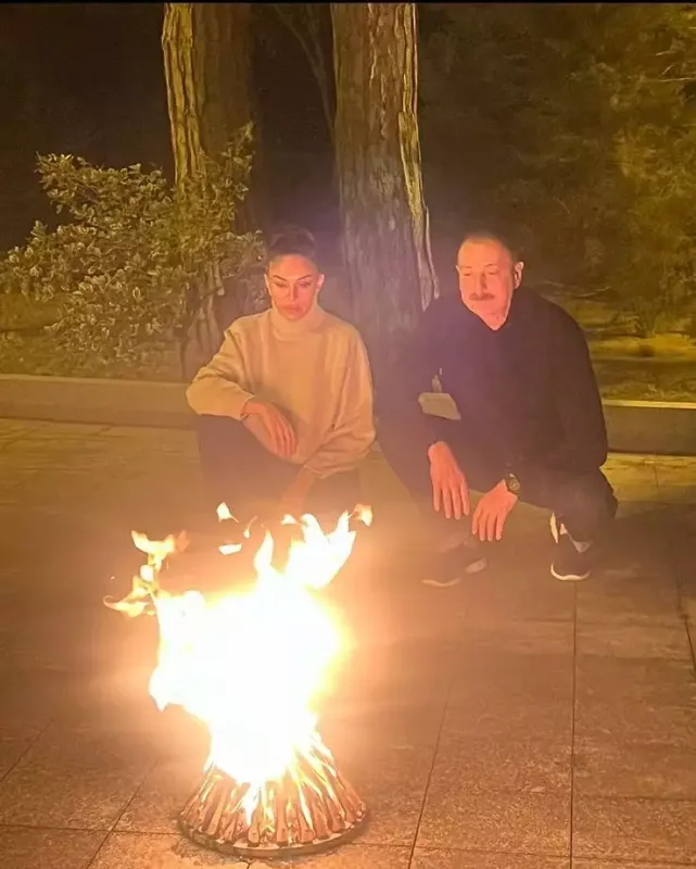 Prezident və xanımı çərşənbə tonqalı ətrafında - Fotolar