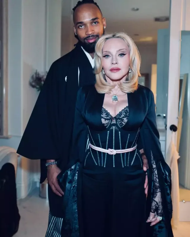 “Qorxu filmindəki kuklaya oxşayır” - Madonnanı tənqid etdilər