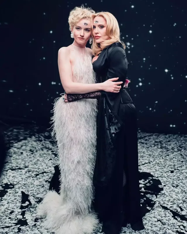 “Qorxu filmindəki kuklaya oxşayır” - Madonnanı tənqid etdilər