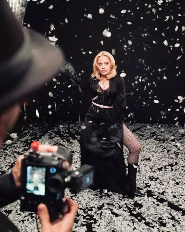 “Qorxu filmindəki kuklaya oxşayır” - Madonnanı tənqid etdilər