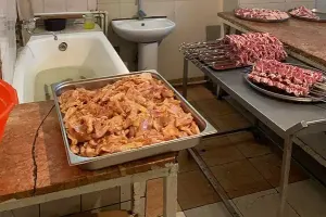 “Sərin”də mənşəyi məlum olmayan ətdən yemək hazırlanırmış