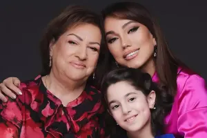 Lalə Məmmədova anası və qızı ilə kamera qarşısında