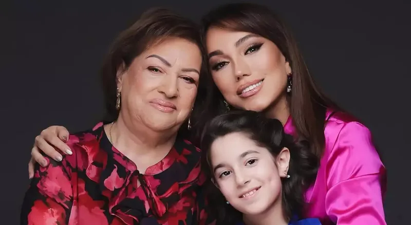 Lalə Məmmədova anası və qızı ilə kamera qarşısında