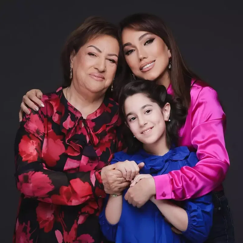 Lalə Məmmədova anası və qızı ilə kamera qarşısında