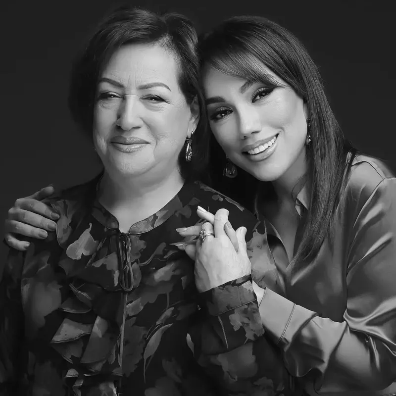 Lalə Məmmədova anası və qızı ilə kamera qarşısında