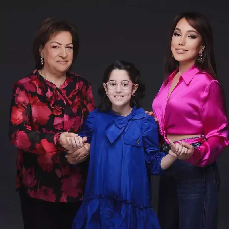 Lalə Məmmədova anası və qızı ilə kamera qarşısında