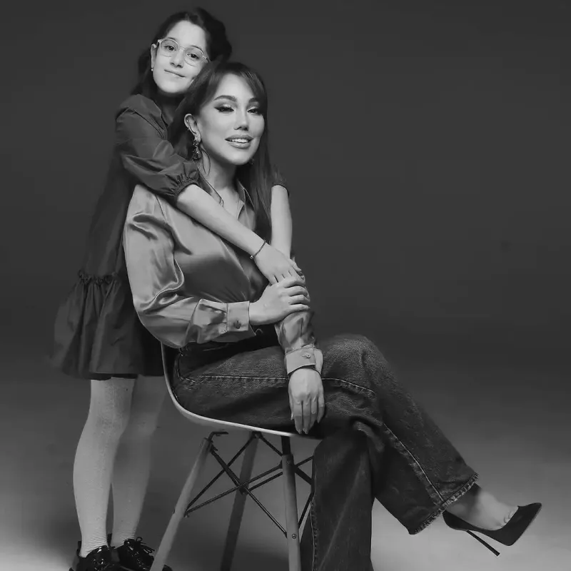 Lalə Məmmədova anası və qızı ilə kamera qarşısında