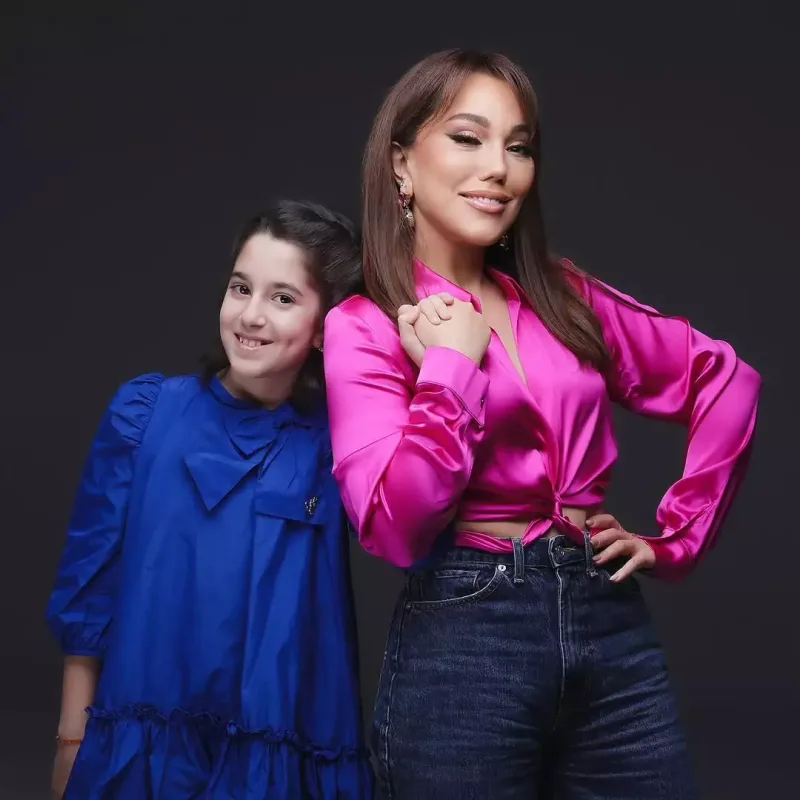 Lalə Məmmədova anası və qızı ilə kamera qarşısında