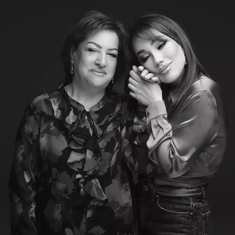 Lalə Məmmədova anası və qızı ilə kamera qarşısında