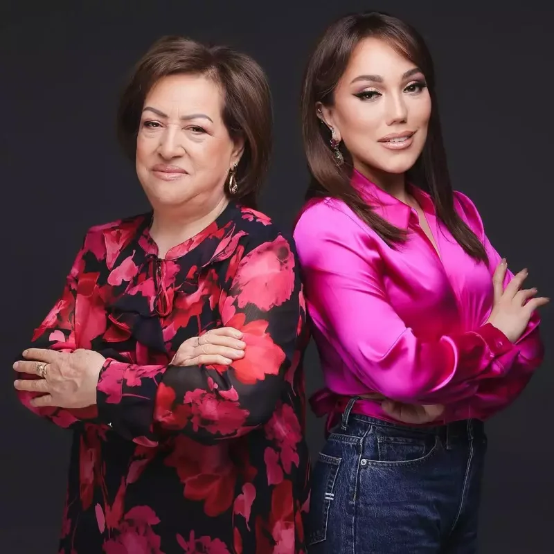 Lalə Məmmədova anası və qızı ilə kamera qarşısında
