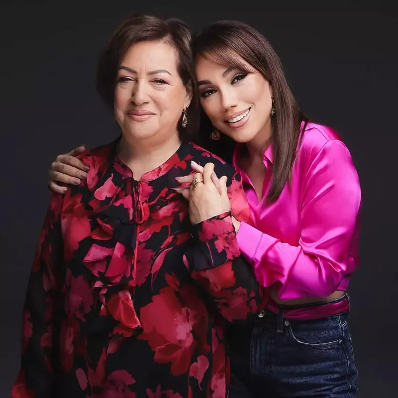 Lalə Məmmədova anası və qızı ilə kamera qarşısında