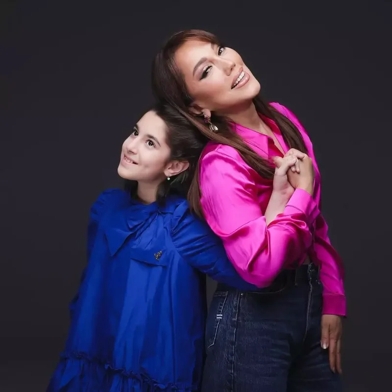 Lalə Məmmədova anası və qızı ilə kamera qarşısında