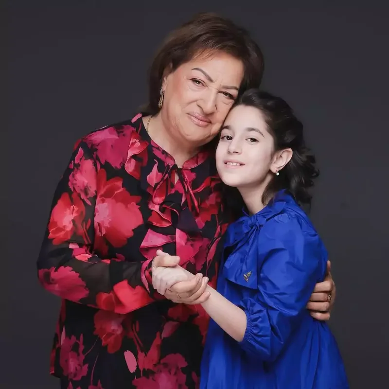 Lalə Məmmədova anası və qızı ilə kamera qarşısında