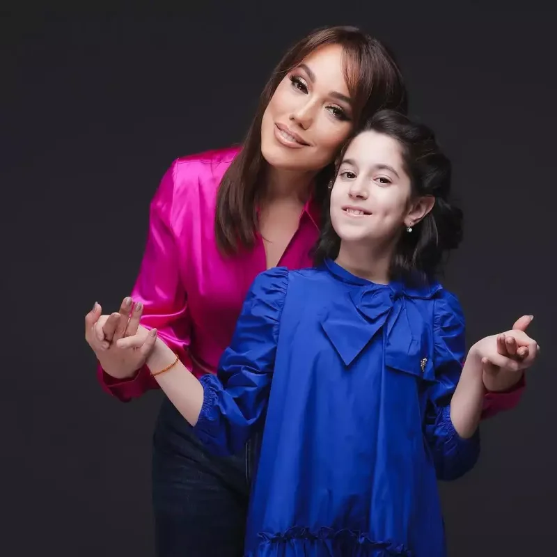 Lalə Məmmədova anası və qızı ilə kamera qarşısında