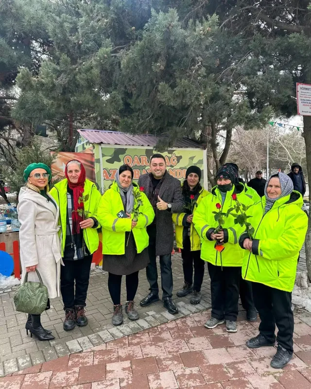 Müşviq süpürgəçi xanımların bayramını belə təbrik etdi