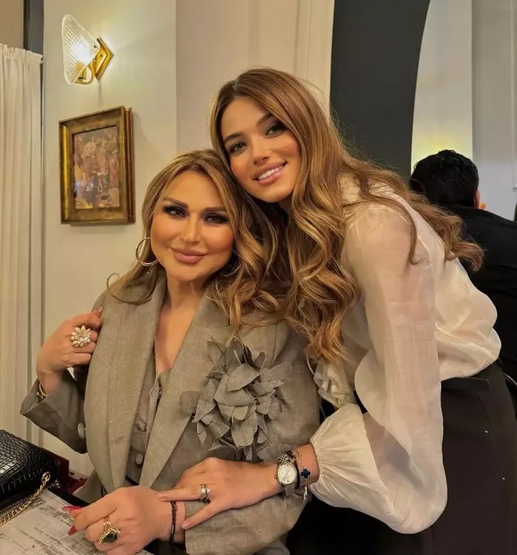 Mələkxanım Eyubova qızı ilə…