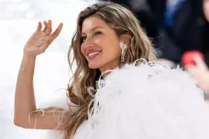 Üçüncü övladını dünyaya gətirən model bədən quruluşunu nümayiş etdirdi