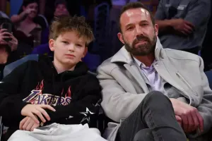 Oğlunun 6 minlik ayaqqabı istəməsinə Afflekin cavabı gündəm oldu