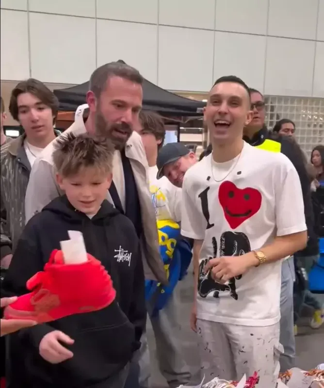 Oğlunun 6 minlik ayaqqabı istəməsinə Afflekin cavabı gündəm oldu