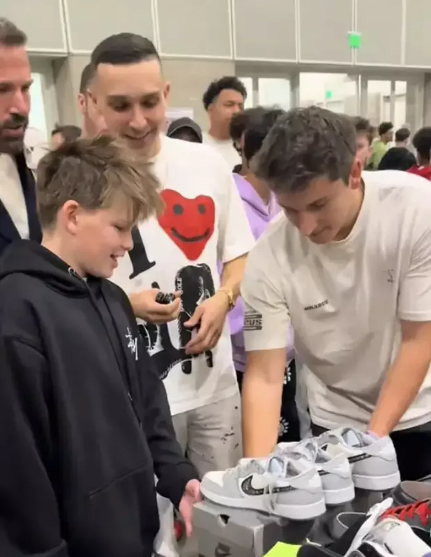 Oğlunun 6 minlik ayaqqabı istəməsinə Afflekin cavabı gündəm oldu