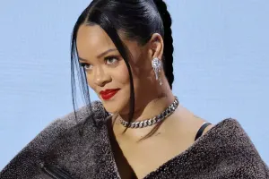 Rihanna dost məclisinə belə getdi