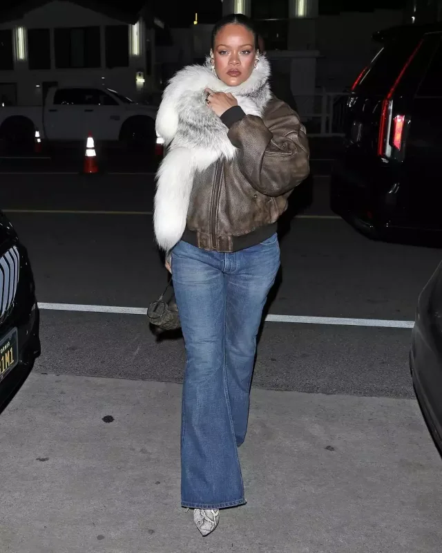 Rihanna dost məclisinə belə getdi