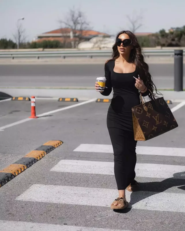 Lətifə qara libasda lüks çantası ilə...