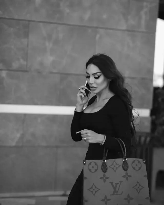 Lətifə qara libasda lüks çantası ilə...