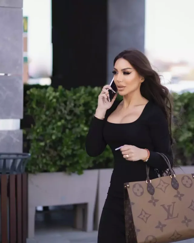 Lətifə qara libasda lüks çantası ilə...
