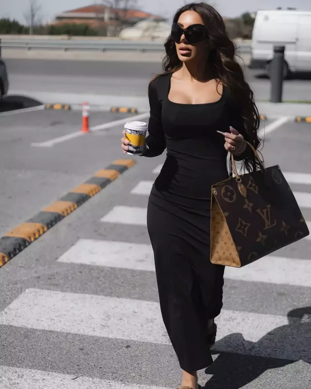 Lətifə qara libasda lüks çantası ilə...