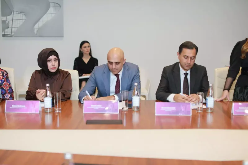 Milli dəb sənayesinin inkişafına həsr olunan dəyirmi masa keçirilib