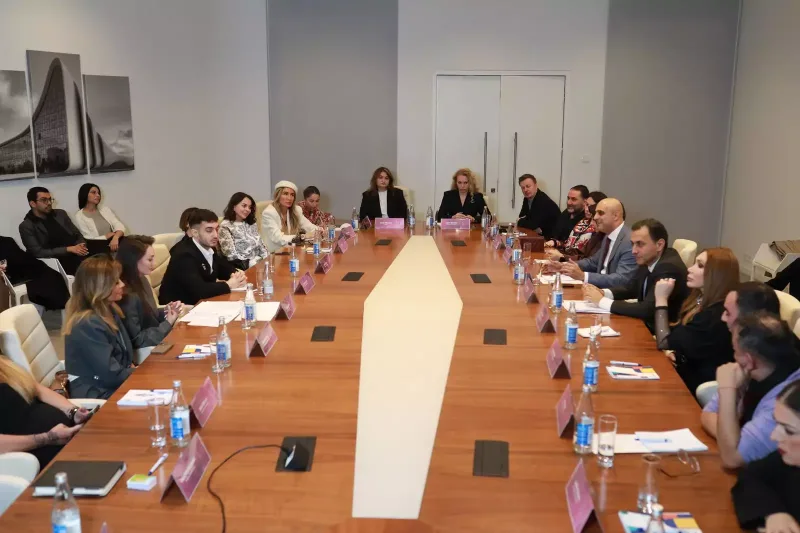 Milli dəb sənayesinin inkişafına həsr olunan dəyirmi masa keçirilib