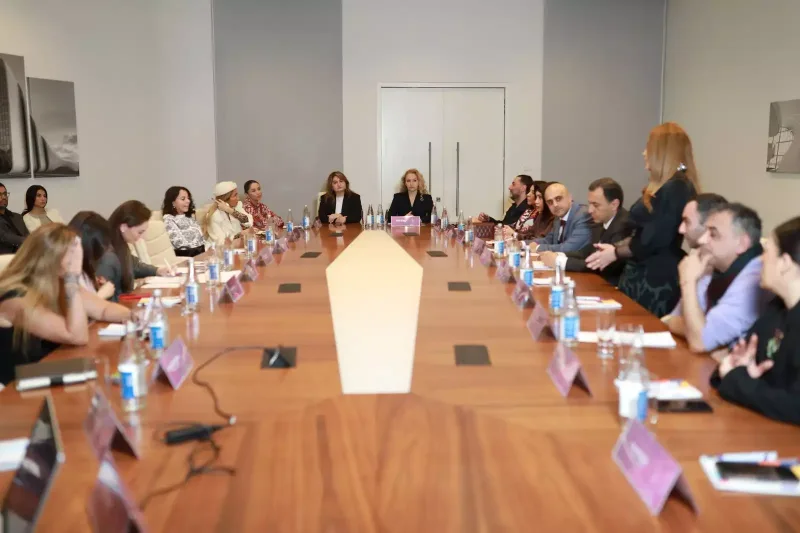 Milli dəb sənayesinin inkişafına həsr olunan dəyirmi masa keçirilib
