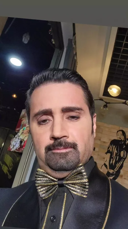 İzzəti Emraha oxşatdılar