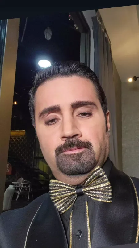 İzzəti Emraha oxşatdılar