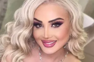 Məleykə yoqa dərsində