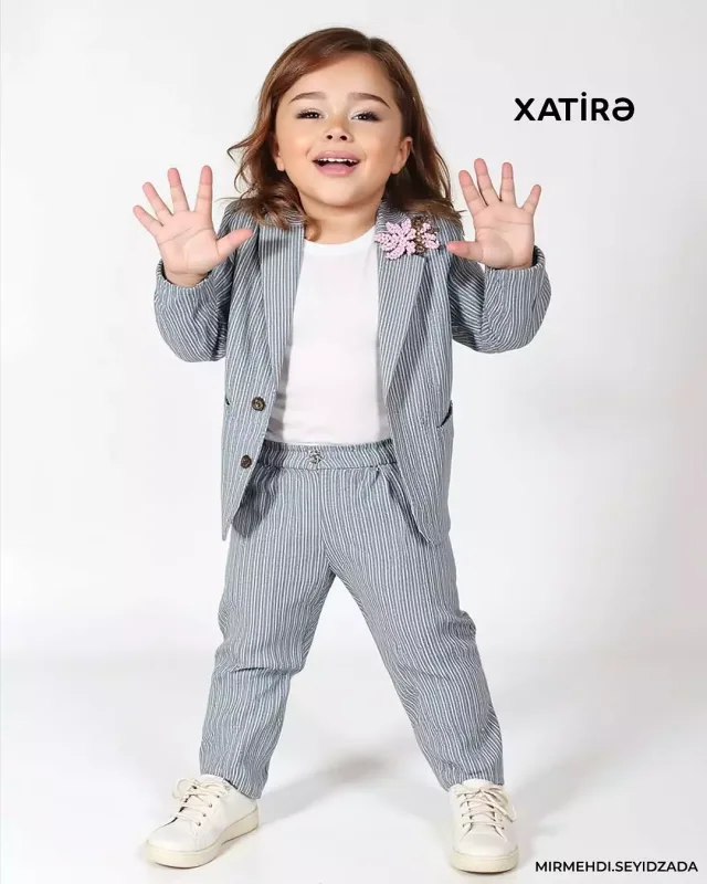 Məşhurların süni intellektlə uşaqlığı