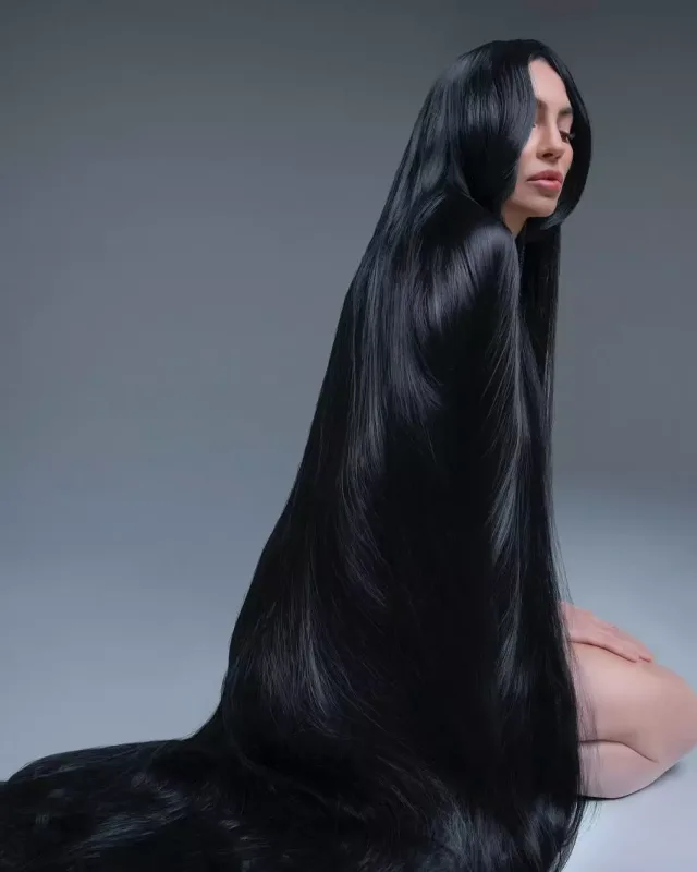 Qara saçlı “Rapunzel” Günay