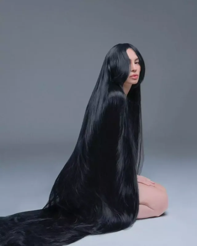 Qara saçlı “Rapunzel” Günay