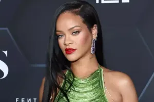 Rihanna yenidən hamilədir? - VİDEO