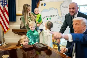 Konor Makqreqor ailəsi ilə birgə Ağ Evdə