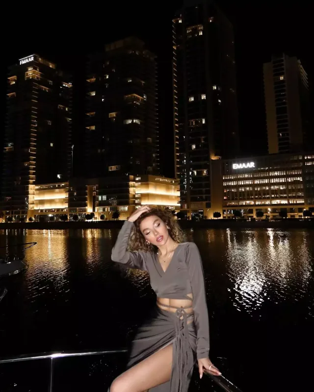 Üzellə Ülviyyədən Dubay şəkilləri