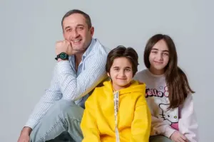 Hikmət oğlu və qızı ilə…