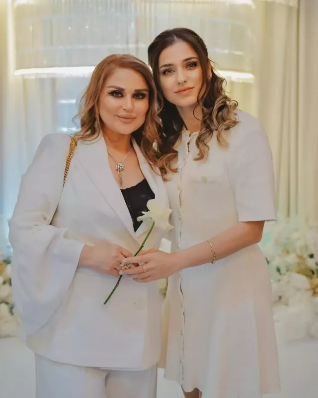 Mələkxanım Eyubova ilk dəfə böyük qızı ilə…