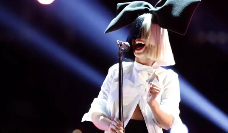 Sia iki illik ərindən boşanır!