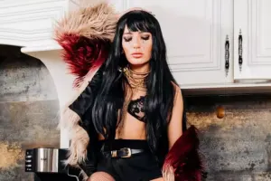 Dilarədən alt paltarında fotolar