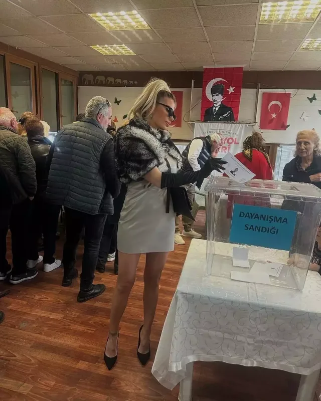 Yenə seçki “look”u ilə gündəm oldu