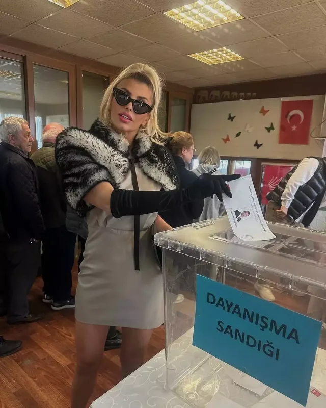 Yenə seçki “look”u ilə gündəm oldu